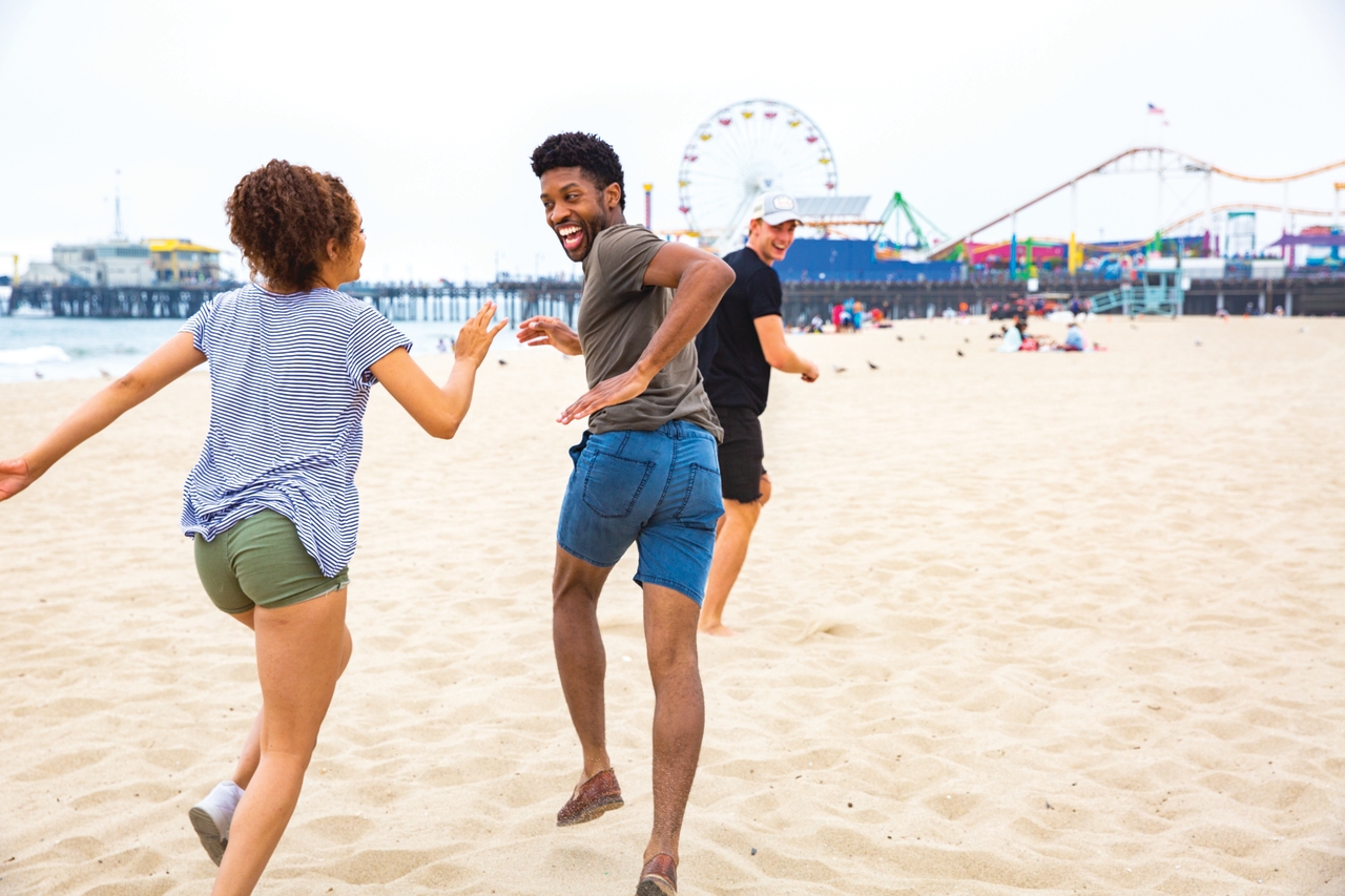 Los Angeles con le palme e la luce del tramonto californiano, fine del tour nell'Ovest degli Stati Uniti