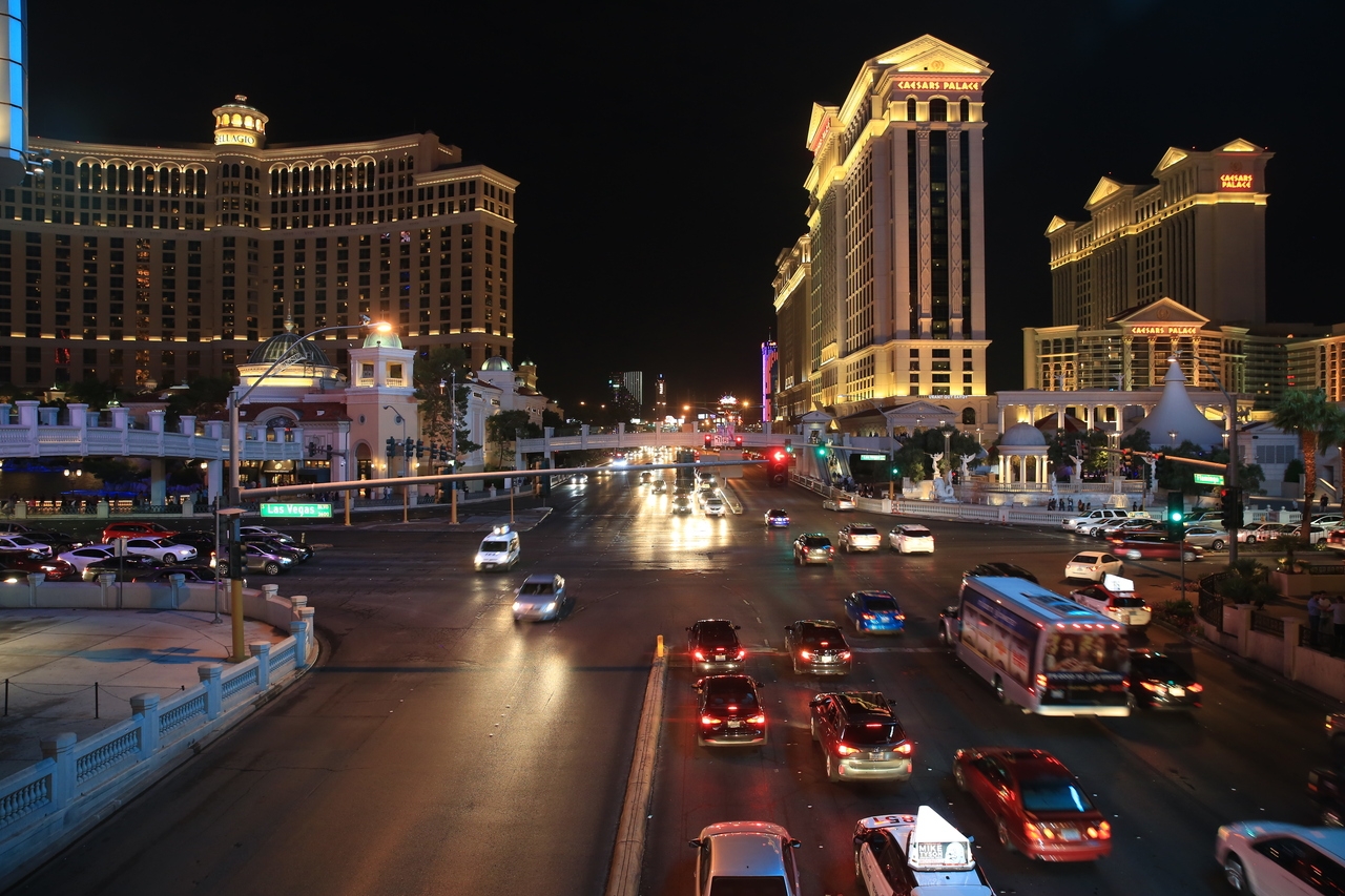 Las Vegas Strip di notte con i resort illuminati, i casinò e le fontane del Bellagio, Nevada