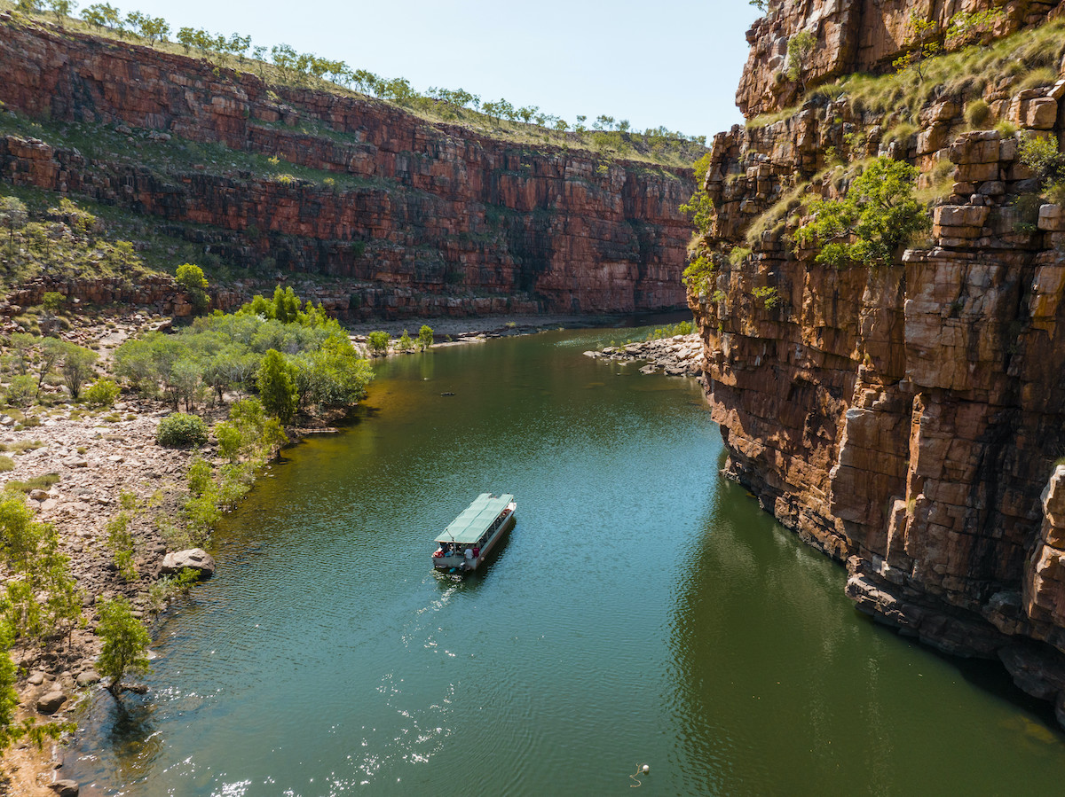 Tramonto sul Lago Argyle nel Kimberley con le Carr Boyd Ranges riflesse nell'acqua, Western Australia