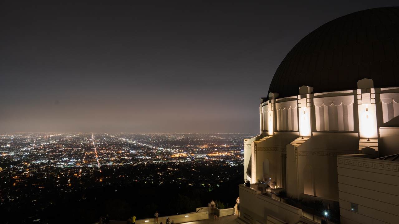 Griffith Observatory sulle colline di Los Angeles con la Hollywood Sign sullo sfondo e lo skyline della città, California