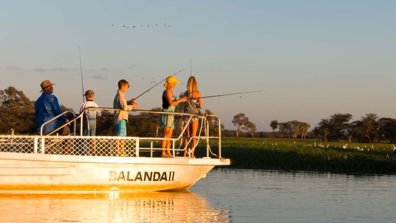 Crociera sul Yellow Water Billabong nel Kakadu National Park con coccodrilli e uccelli tropicali, Northern Territory