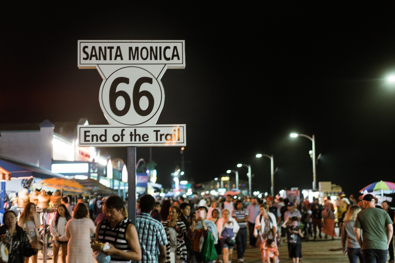 Santa Monica Pier con le giostre storiche e l'oceano Pacifico sullo sfondo, Los Angeles, California