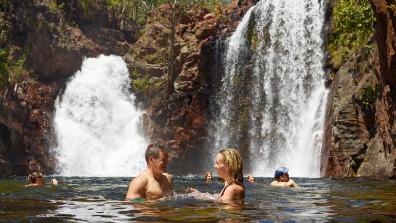 Piscine naturali di Mataranka circondate da palme da pandano nel Northern Territory, Australia