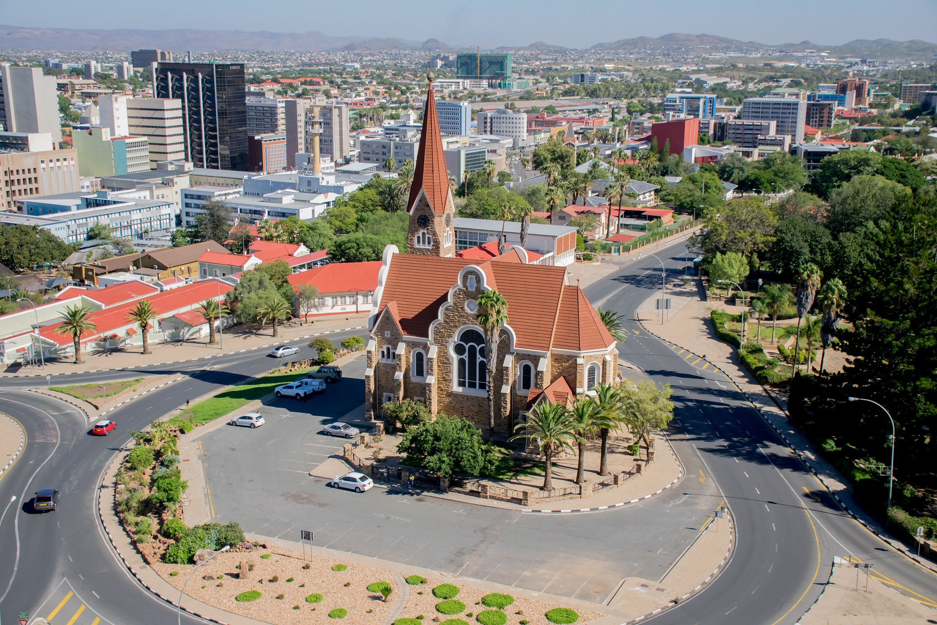 Windhoek, la capitale della Namibia, con la storica Christuskirche tedesca nel centro della città