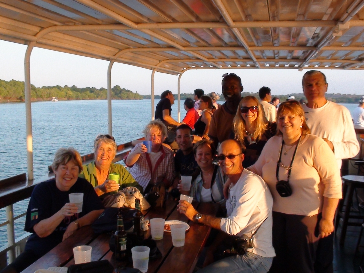 Crociera al tramonto sul fiume Chobe a Kasane in Botswana, con grandi mandrie di elefanti che si abbeverano sulle rive