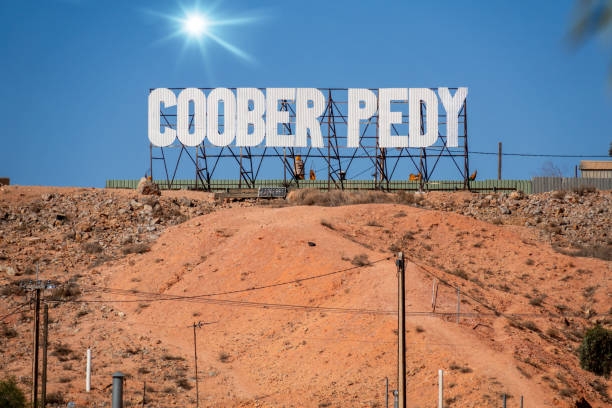 Coober Pedy con le case sotterranee scavate nel tufo nel deserto del South Australia, la capitale mondiale degli opali