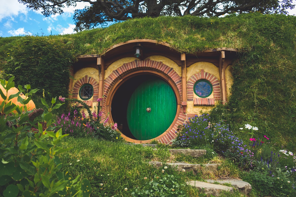 Hobbiton set cinematografico tra colline verdi a Matamata