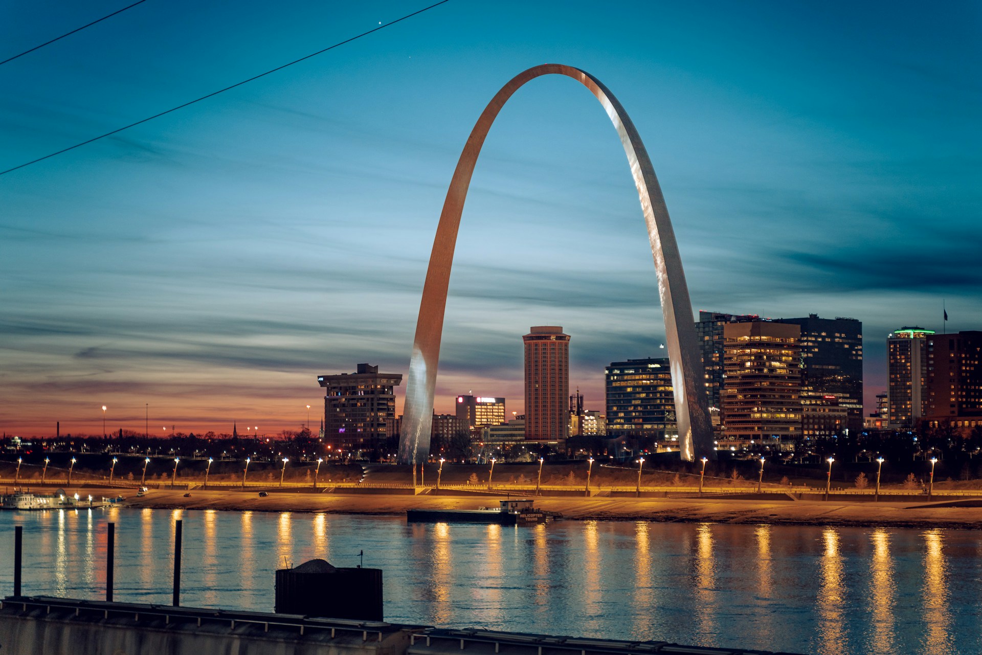 Gateway Arch di St. Louis, Missouri, lungo le rive del fiume Mississippi