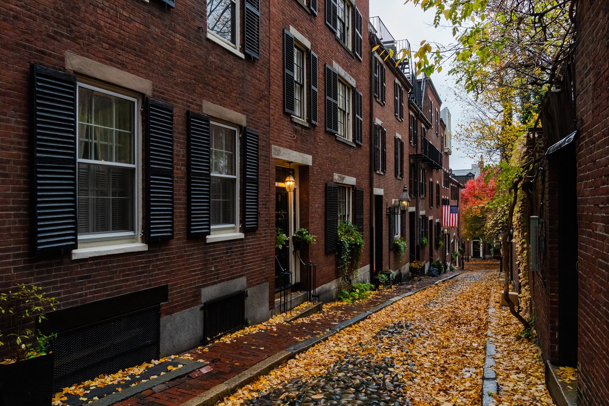 Centro storico di Boston con edifici neoclassici e strade acciottolate del Freedom Trail, Massachusetts