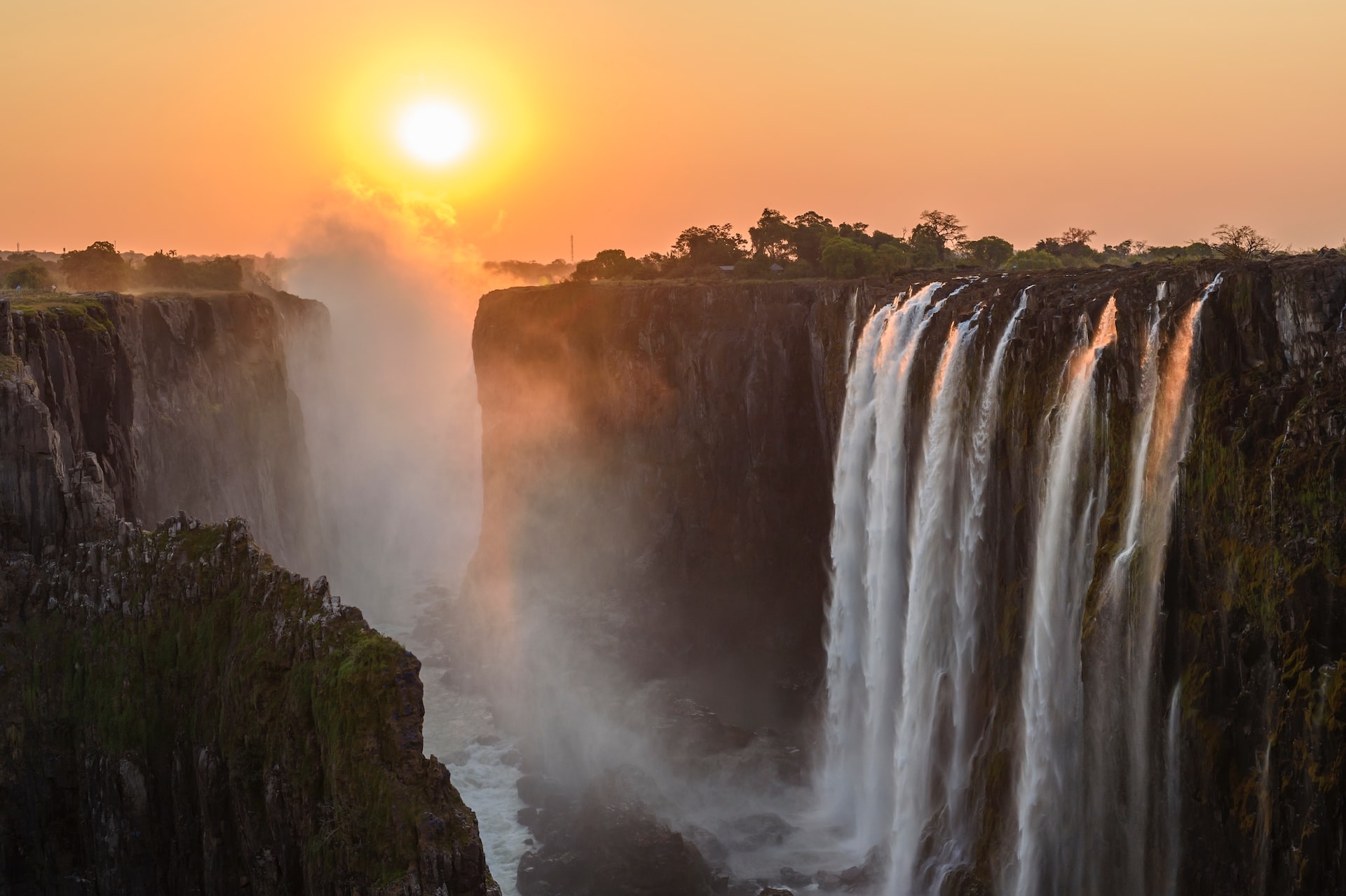 Cascate Vittoria (Mosi-oa-Tunya) in Zimbabwe, uno dei panorami più spettacolari dell'Africa, con la nebbia d'acqua visibile a chilometri di distanza