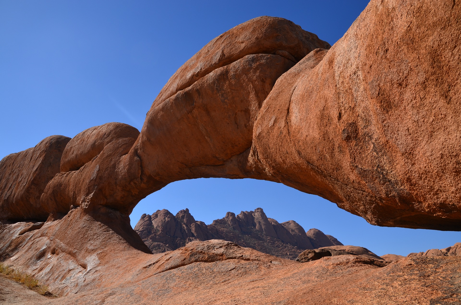 Spitzkoppe, le spettacolari montagne di granito della Namibia soprannominate il 'Cervino africano', con il campo tendato sotto le stelle